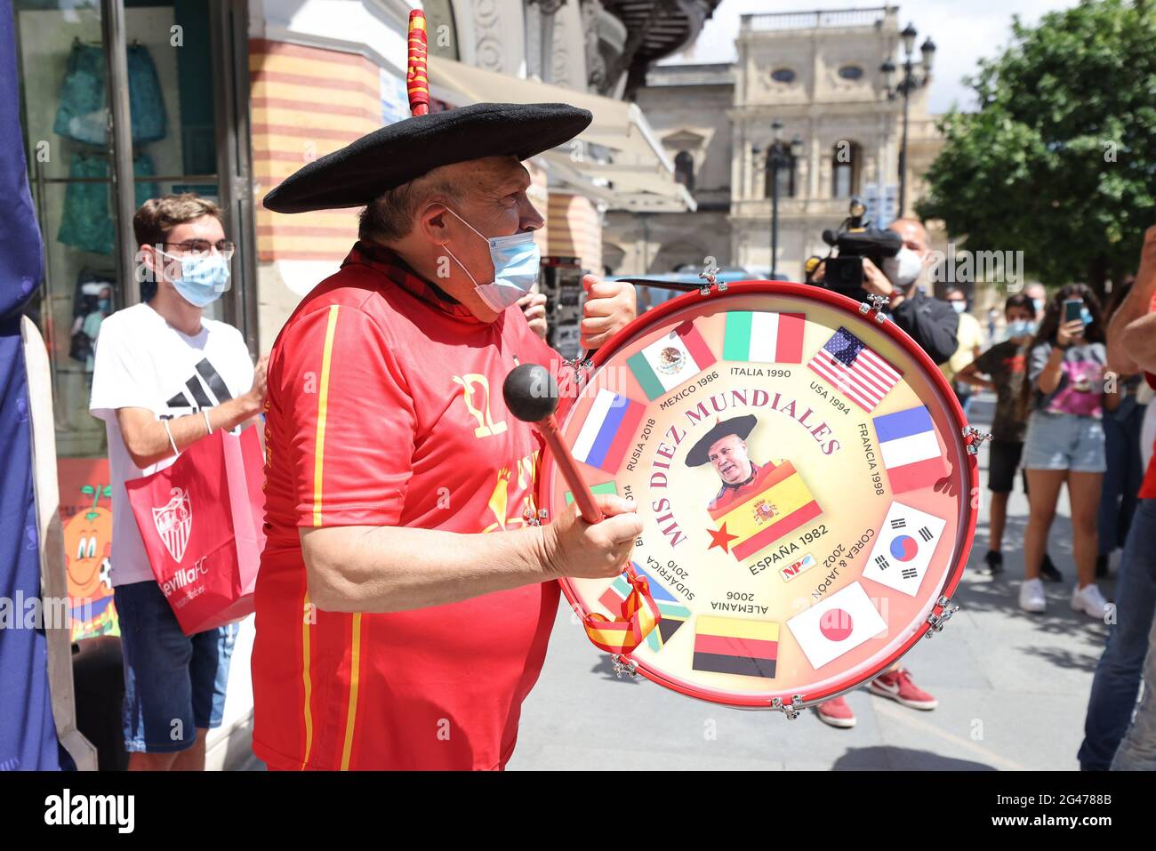 Siviglia, Spagna. 19 giugno 2021. Sostenitori della spagna e della polonia prima della seconda partita di Euro 2020, a Siviglia, Spagna, 19 giugno 2021. Credit: Jose Luis Contreras/DAX/ZUMA Wire/Alamy Live News Foto Stock