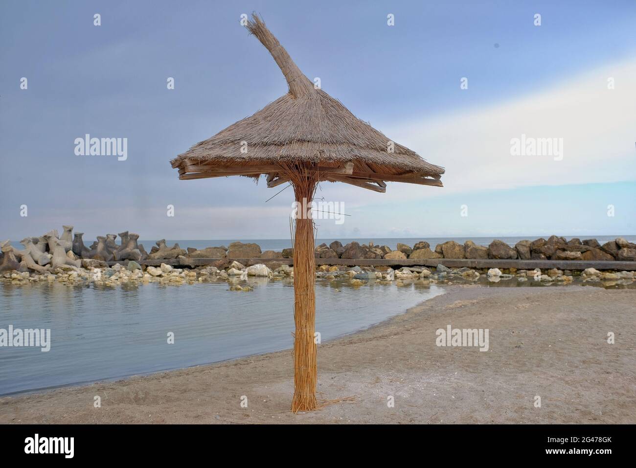 Spiaggia con ombrelloni sulle rive del Mar Nero. Il luogo ideale per rilassarsi e trascorrere momenti meravigliosi. Foto Stock