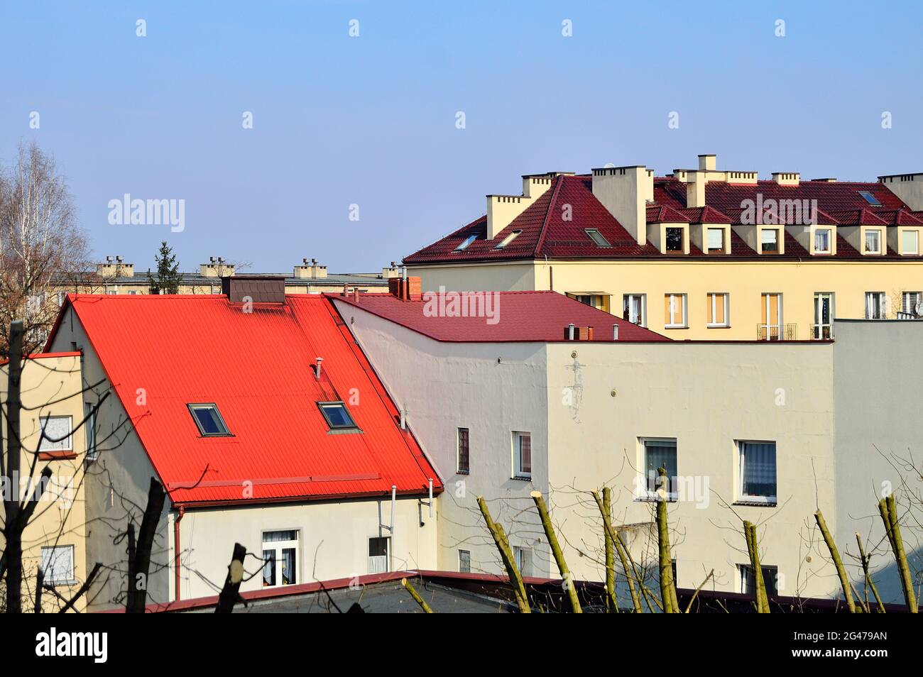 Tetti e finestre in edifici multi-famiglia dal punto di vista di un uccello. Estate. Foto Stock