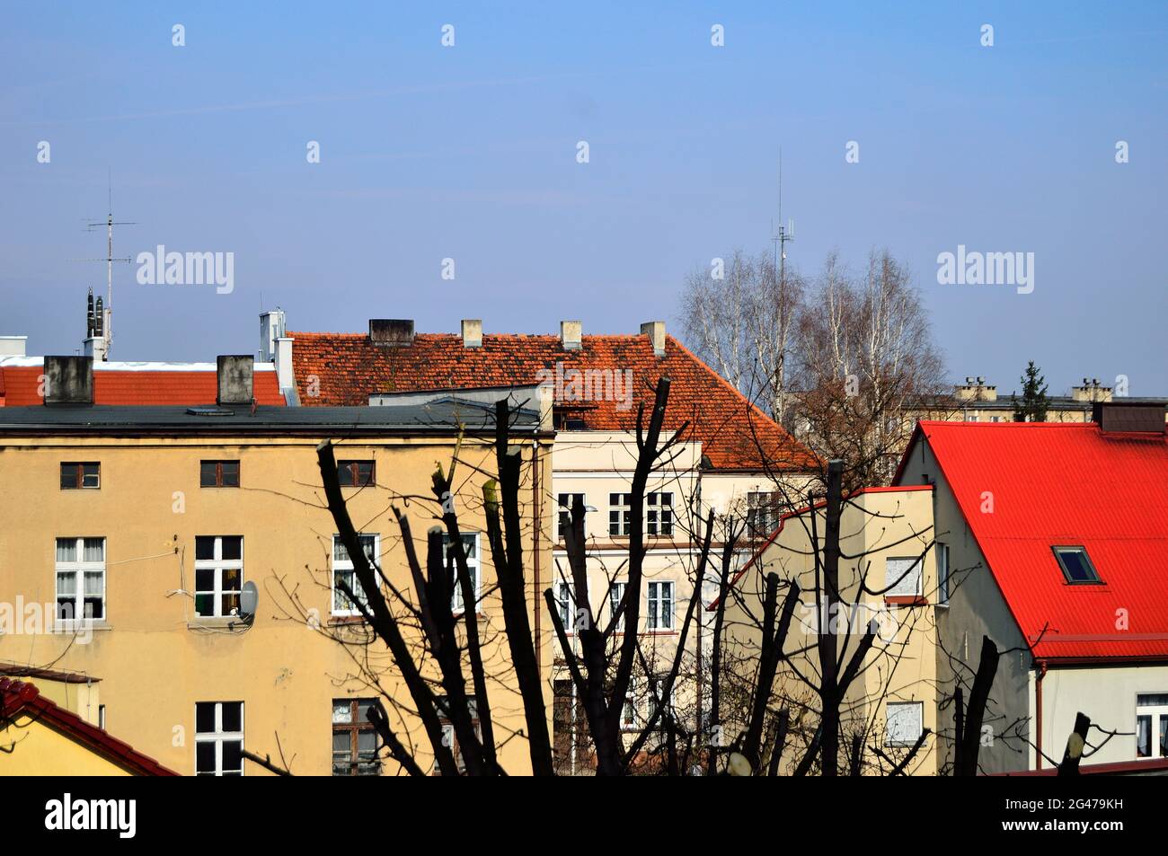 Tetti e finestre in edifici multi-famiglia dal punto di vista di un uccello. Estate. Foto Stock