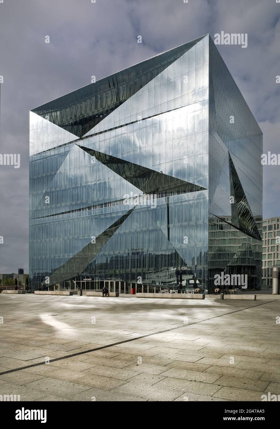 Cube Berlin, edificio a forma di cubo a Washingtonplatz, Berlino, Germania, Europa Foto Stock