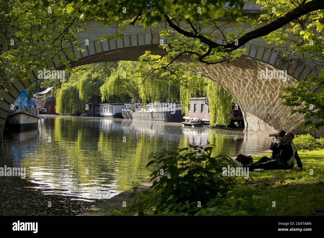 Ricreazione al canale Landwehr inferiore con viadotto, Tiergarten, Mitte, Berlino, Germania, Europa Foto Stock