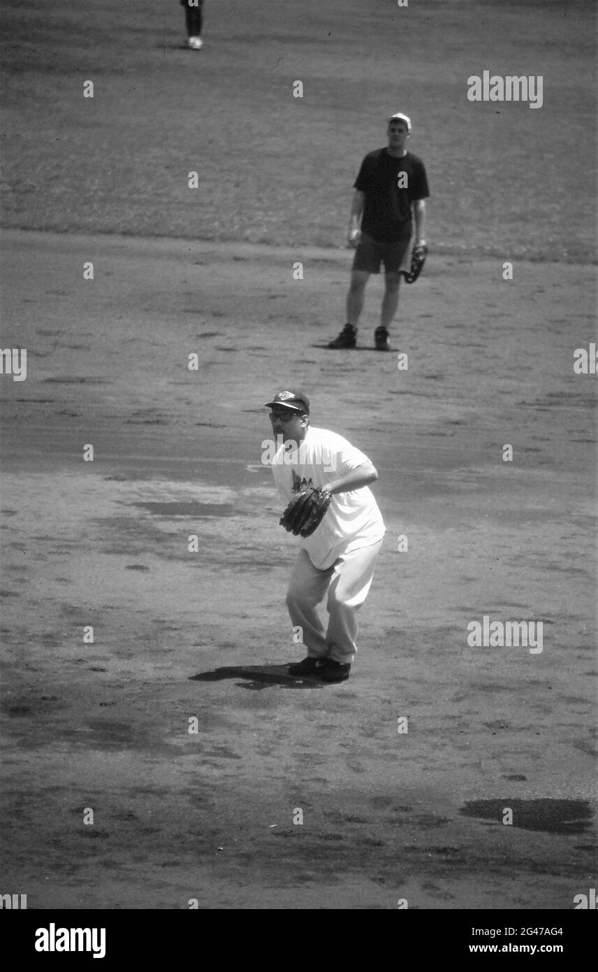 LOS ANGELES, STATI UNITI - 04 giugno 2021: Immagine in bianco e nero del lanciatore di baseball in procinto di lanciare la palla mentre il secondo uomo di base guarda. Foto Stock