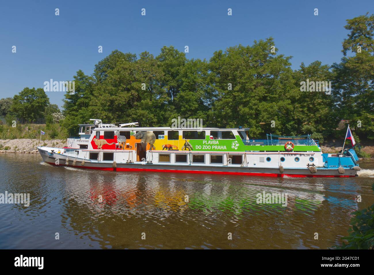 PRAGA - Giugno 17: Nave da crociera Odra con passeggeri dallo ZOO di Troja che arrivano al blocco tra l'isola di Stvanice e Karlin il 17 Giugno 2021 su Moldava Foto Stock