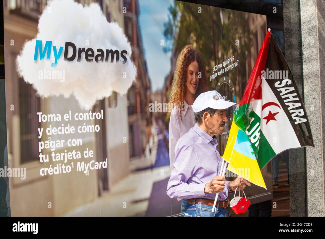 Las Palmas, Gran Canaria, Isole Canarie, Spagna. 19 giugno 2021. La gente protesta contro il Marocco per un Sahara libero (Sahara Libre) a Las Palmas su Gran Canaria. Il Sahara occidentale è un territorio conteso sulla costa nord-occidentale dell'Africa occidentale. Circa il 20% del territorio è controllato dall'autoproclamata Repubblica Democratica Araba Sahrawi, mentre il restante 80% del territorio è occupato e amministrato dal vicino Marocco. Credit: Alan Dawson/Alamy Live News Foto Stock