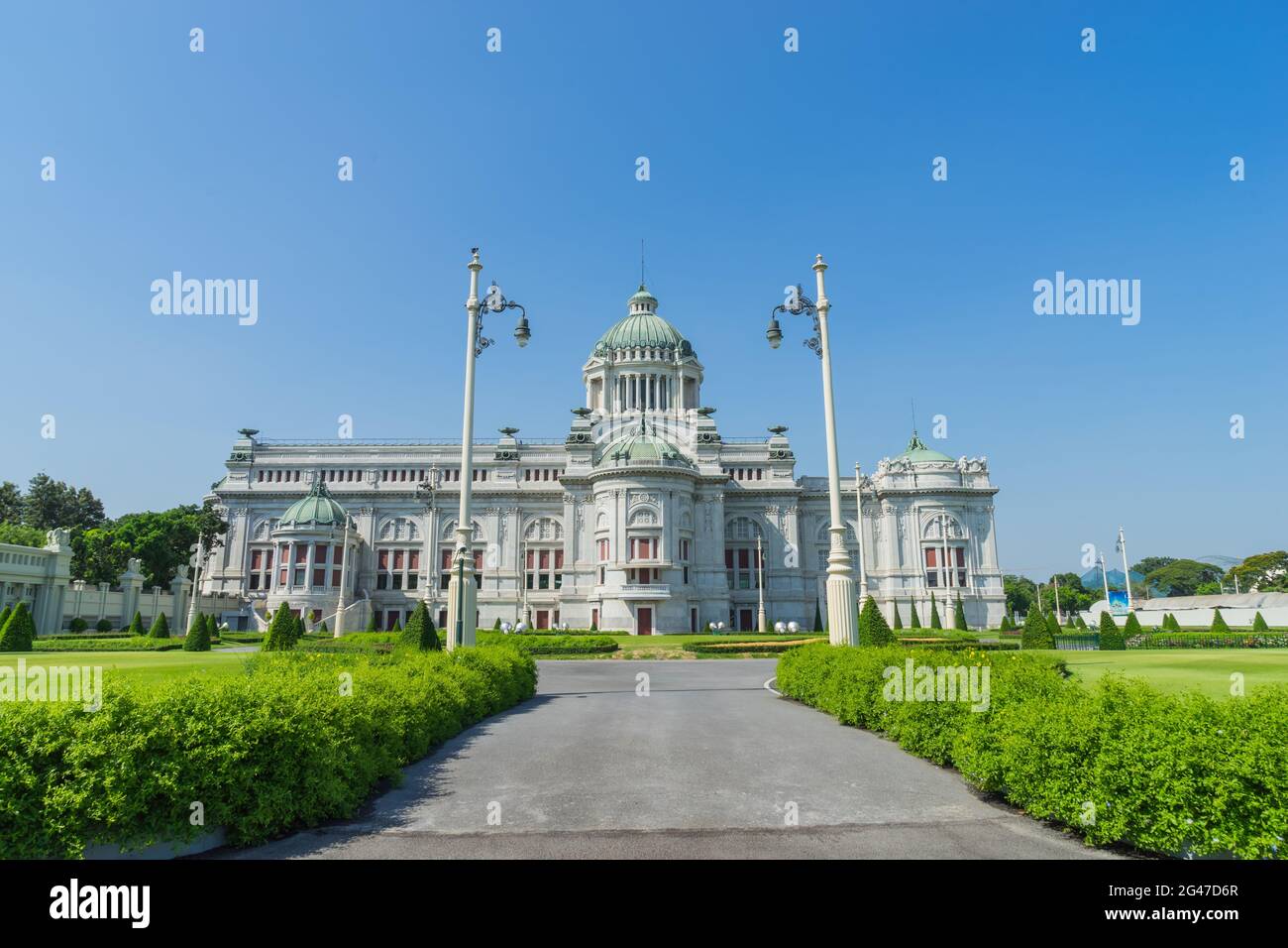 Vista frontale della Sala del Trono di Ananda Samakhom sotto il cielo blu Foto Stock