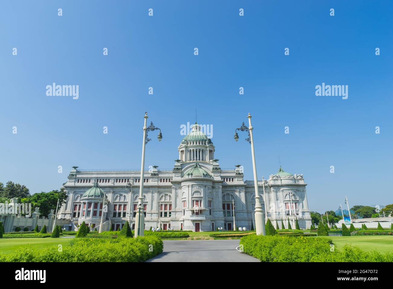 Vista frontale della Sala del Trono di Ananda Samakhom sotto il cielo blu Foto Stock