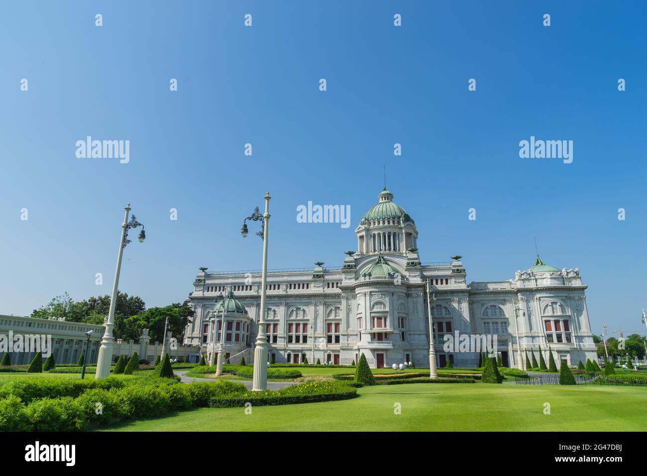 Vista frontale della Sala del Trono di Ananda Samakhom sotto il cielo blu Foto Stock