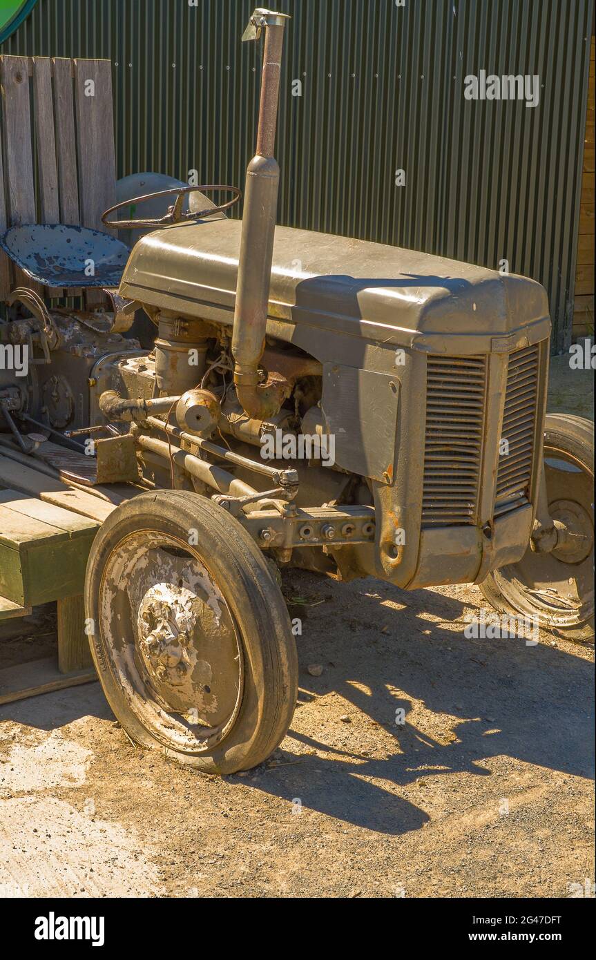 Un trattore da cortile molto vecchio Foto Stock