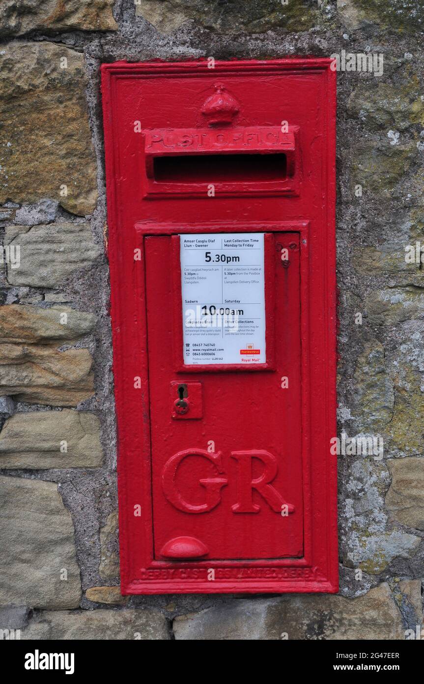 Casella postale rossa sulla stazione di Llangollen. Foto Stock