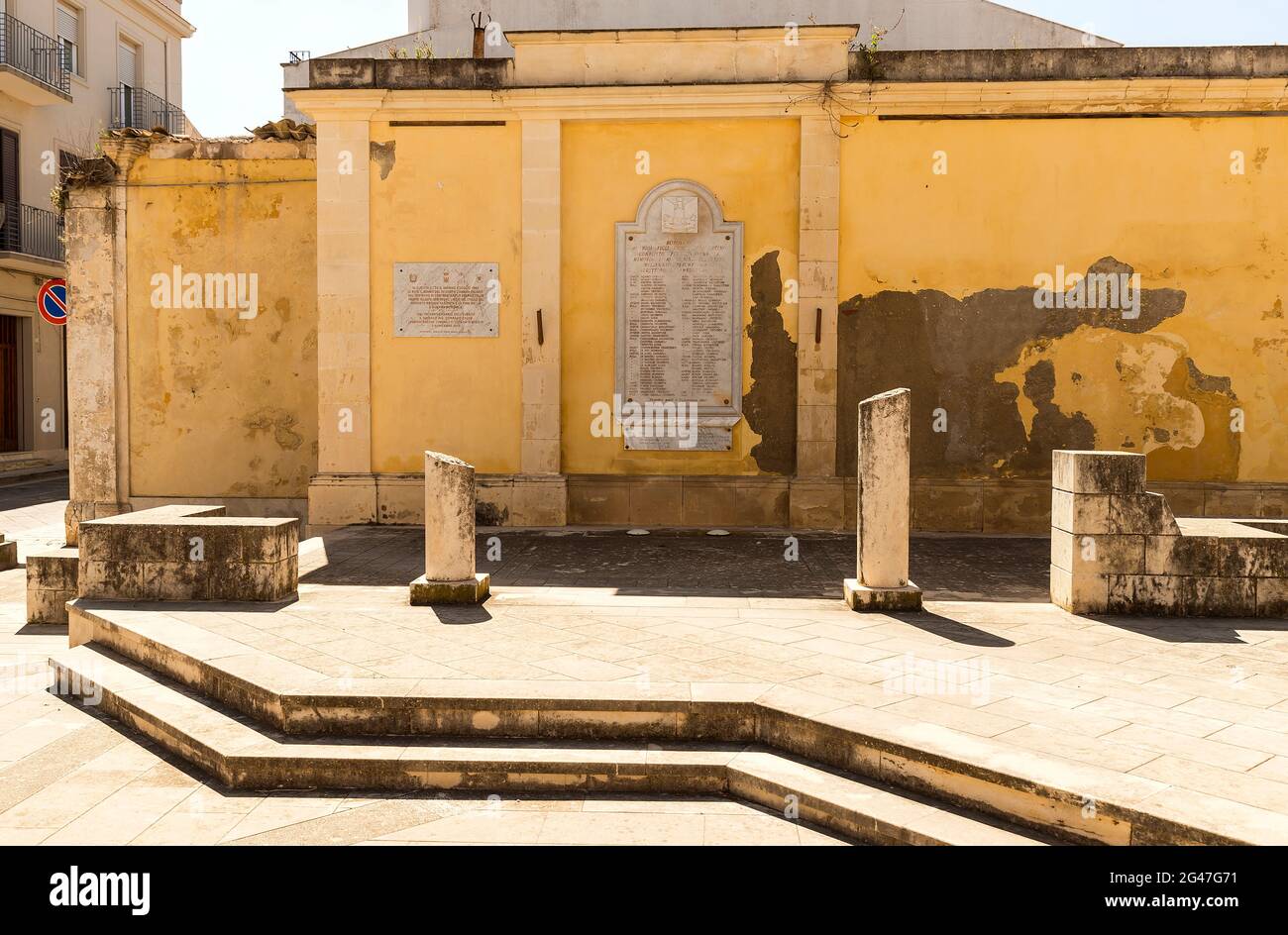 Passeggiando per le strade di Rosolini, provincia di Siracusa, Sicilia, Italia. (Piazza Garibaldi). Foto Stock