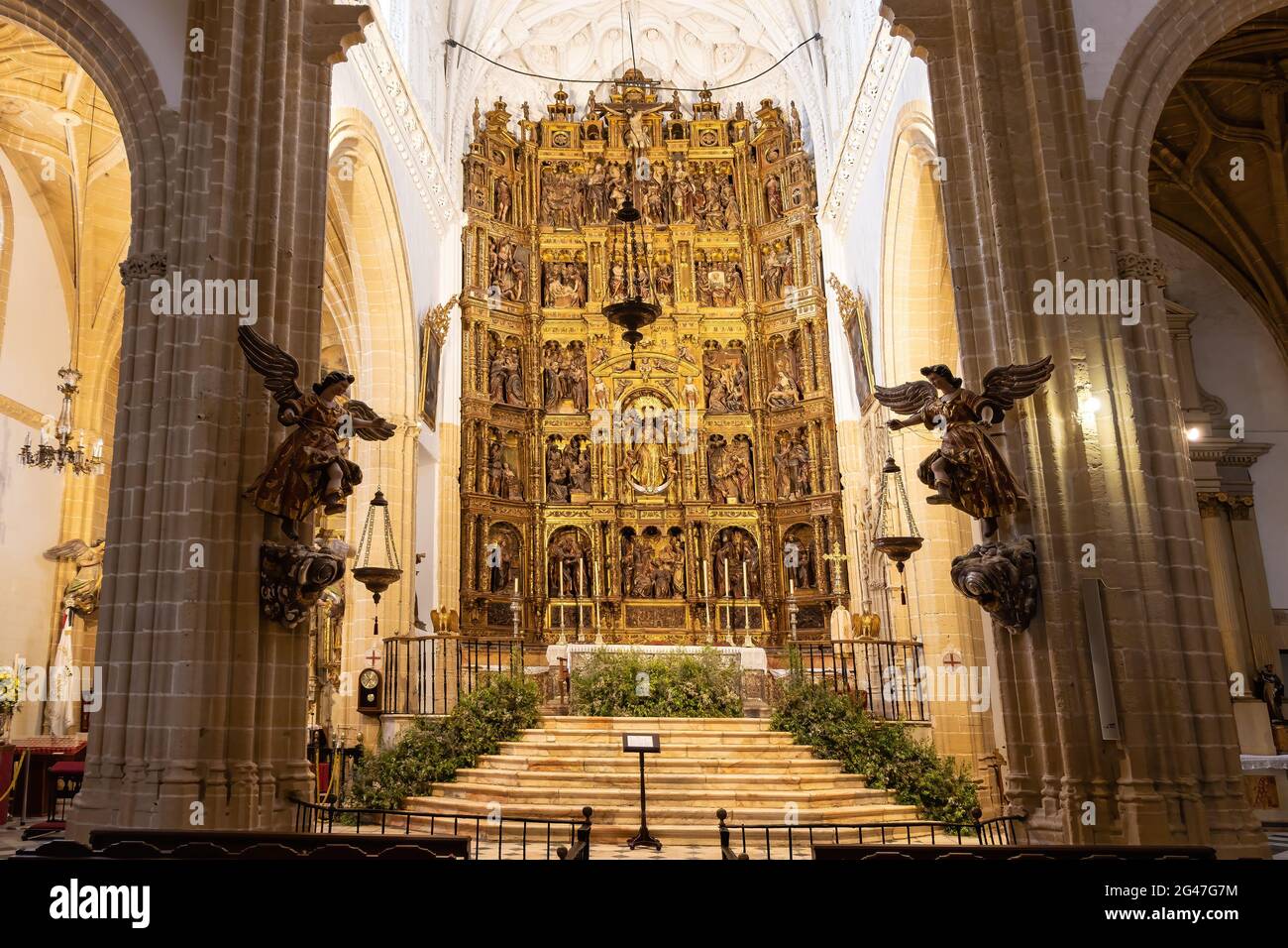 Medina-Sidonia, Cadice, Spagna - 15 giugno 2021: Altare maggiore e pala d'altare della Chiesa di Santa Maria nella città di Medina-Sidonia nella provincia di Foto Stock