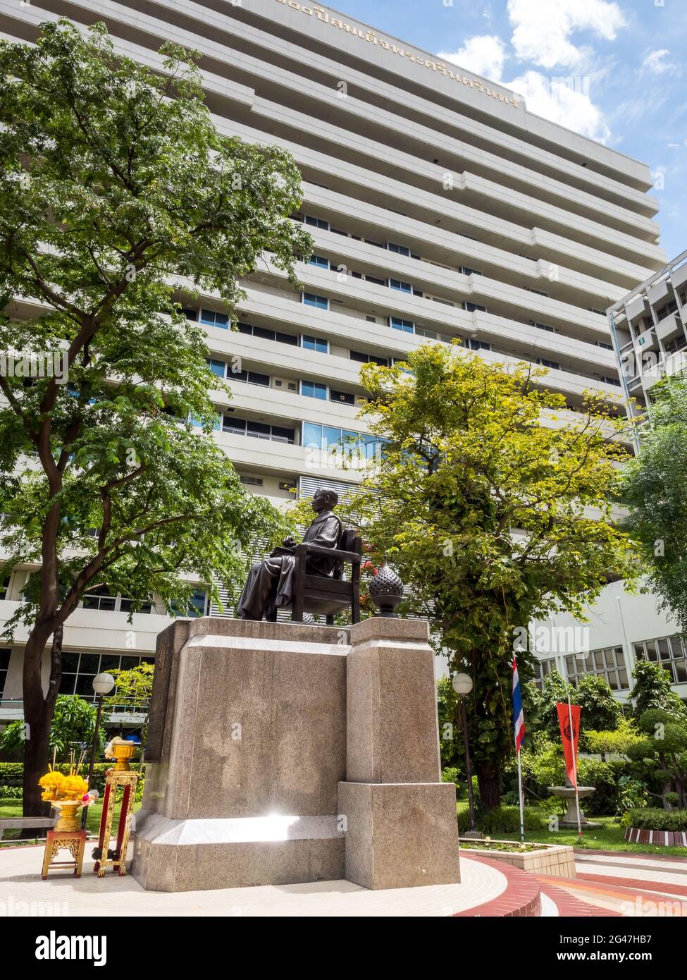 BANGKOK - 9 AGOSTO: La statua commemorativa del principe Songkhla al centro dell'ospedale Siriraj, Bangkok, Thailandia, sotto il cielo blu nuvoloso, è stata presa il 9 agosto 20 Foto Stock