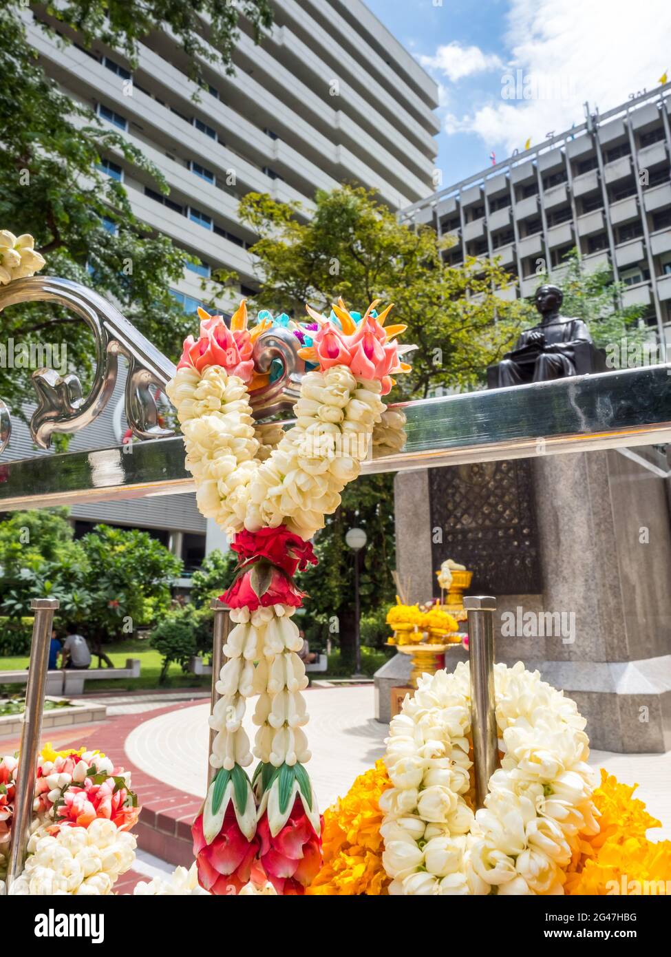 BANGKOK - 9 AGOSTO: La statua commemorativa del principe Songkhla al centro dell'ospedale Siriraj, Bangkok, Thailandia, sotto il cielo blu nuvoloso, è stata presa il 9 agosto 20 Foto Stock
