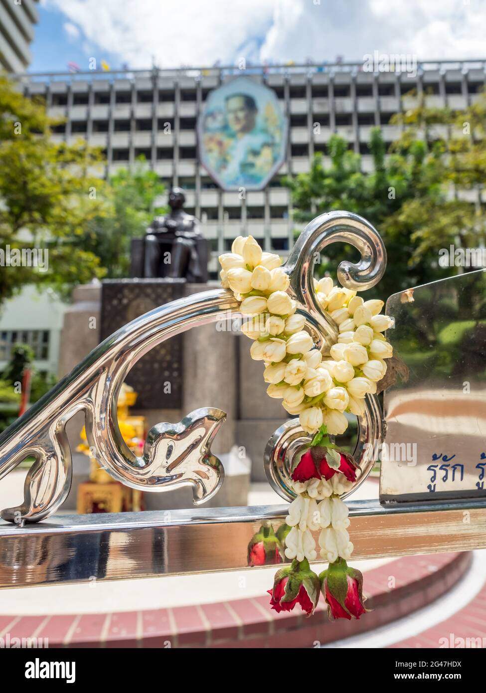 BANGKOK - 9 AGOSTO: La statua commemorativa del principe Songkhla al centro dell'ospedale Siriraj, Bangkok, Thailandia, sotto il cielo blu nuvoloso, è stata presa il 9 agosto 20 Foto Stock