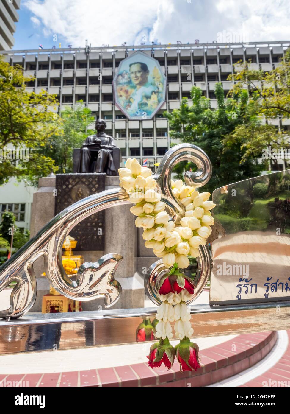 BANGKOK - 9 AGOSTO: La statua commemorativa del principe Songkhla al centro dell'ospedale Siriraj, Bangkok, Thailandia, sotto il cielo blu nuvoloso, è stata presa il 9 agosto 20 Foto Stock