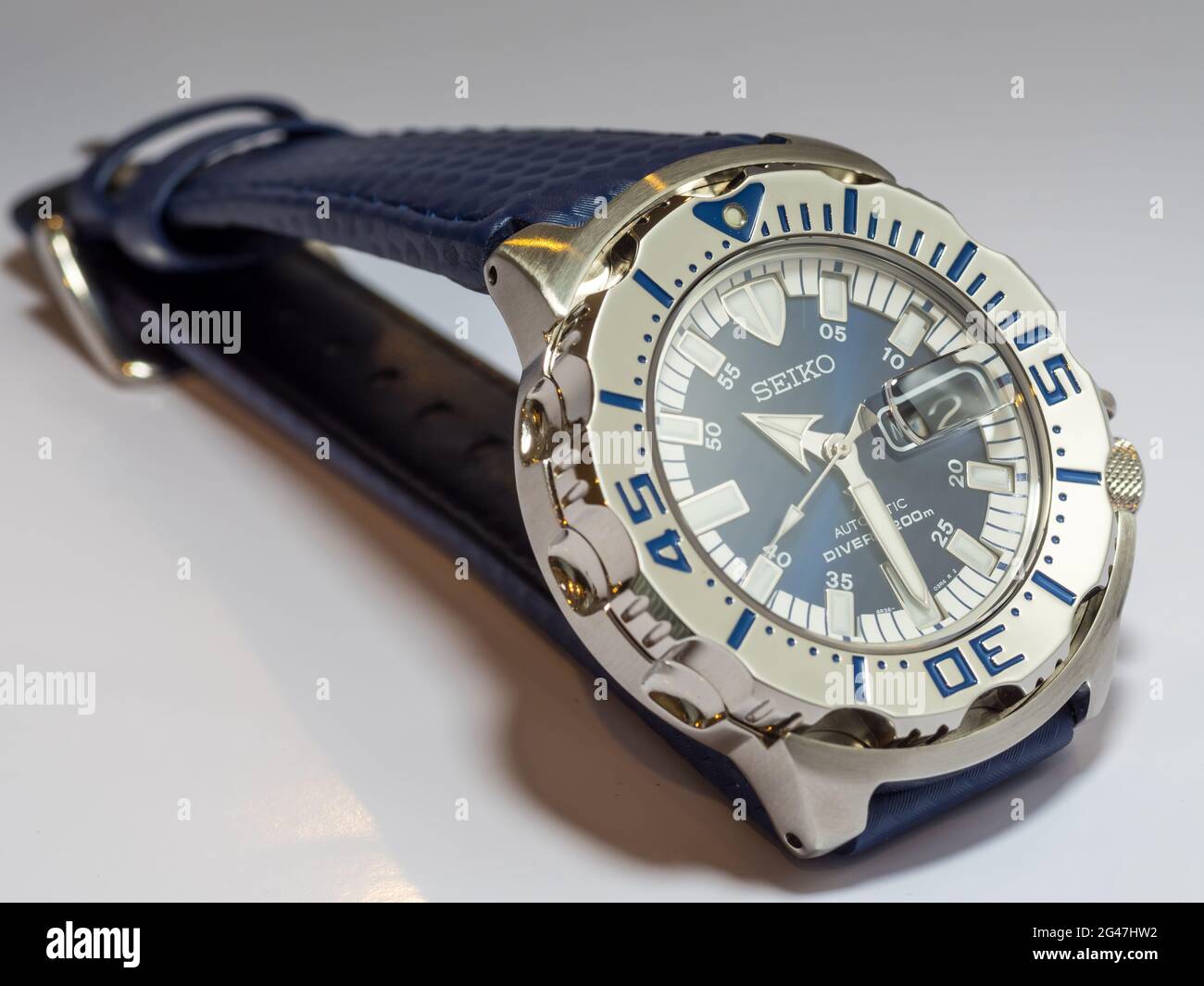 BANGKOK - AGOSTO 12: Seiko Royal Blue modello limitato orologio subacqueo è eccellente Giappone orologio isolato su sfondo bianco, è stato preso il 12 agosto 2015 Foto Stock