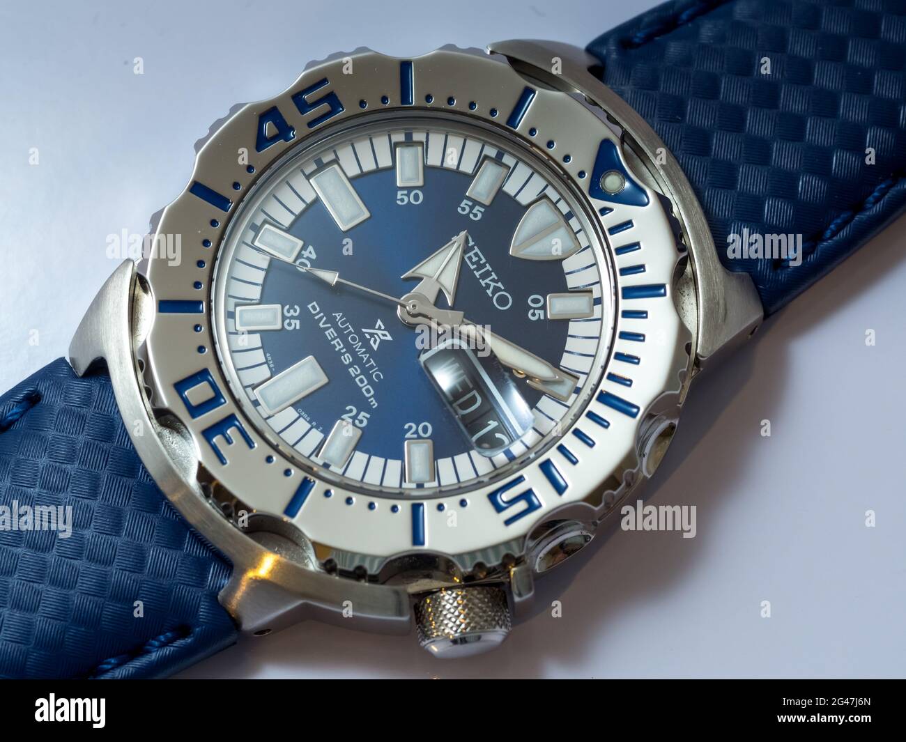 BANGKOK - AGOSTO 12: Seiko Royal Blue modello limitato orologio subacqueo è eccellente Giappone orologio isolato su sfondo bianco, è stato preso il 12 agosto 2015 Foto Stock