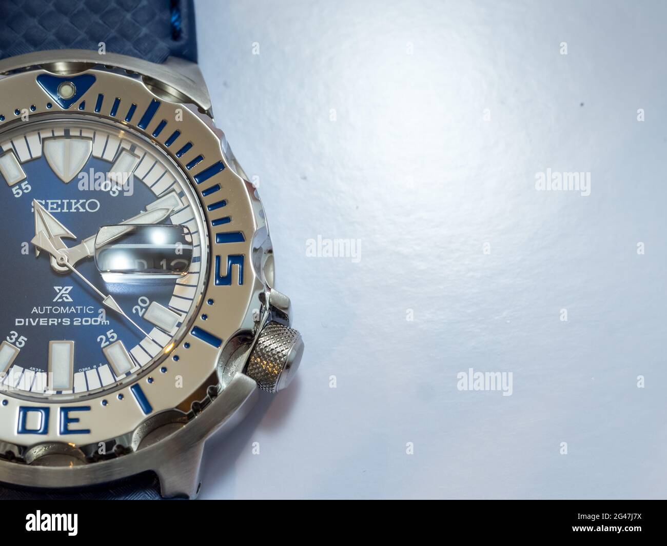 BANGKOK - AGOSTO 12: Seiko Royal Blue modello limitato orologio subacqueo è eccellente Giappone orologio isolato su sfondo bianco, è stato preso il 12 agosto 2015 Foto Stock