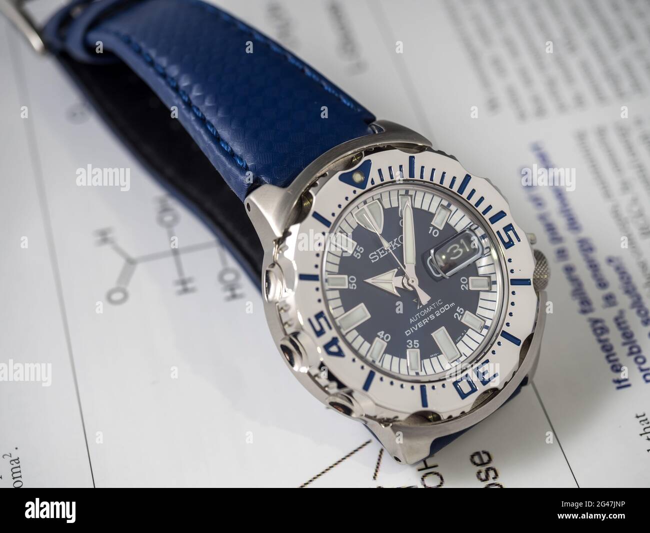 BANGKOK-2 SETTEMBRE: Orologio automatico Seiko Diver, Royal blu mostro modello limitato solo per la Thailandia, posto sulla rivista chimica carta fuoco selettivo Foto Stock