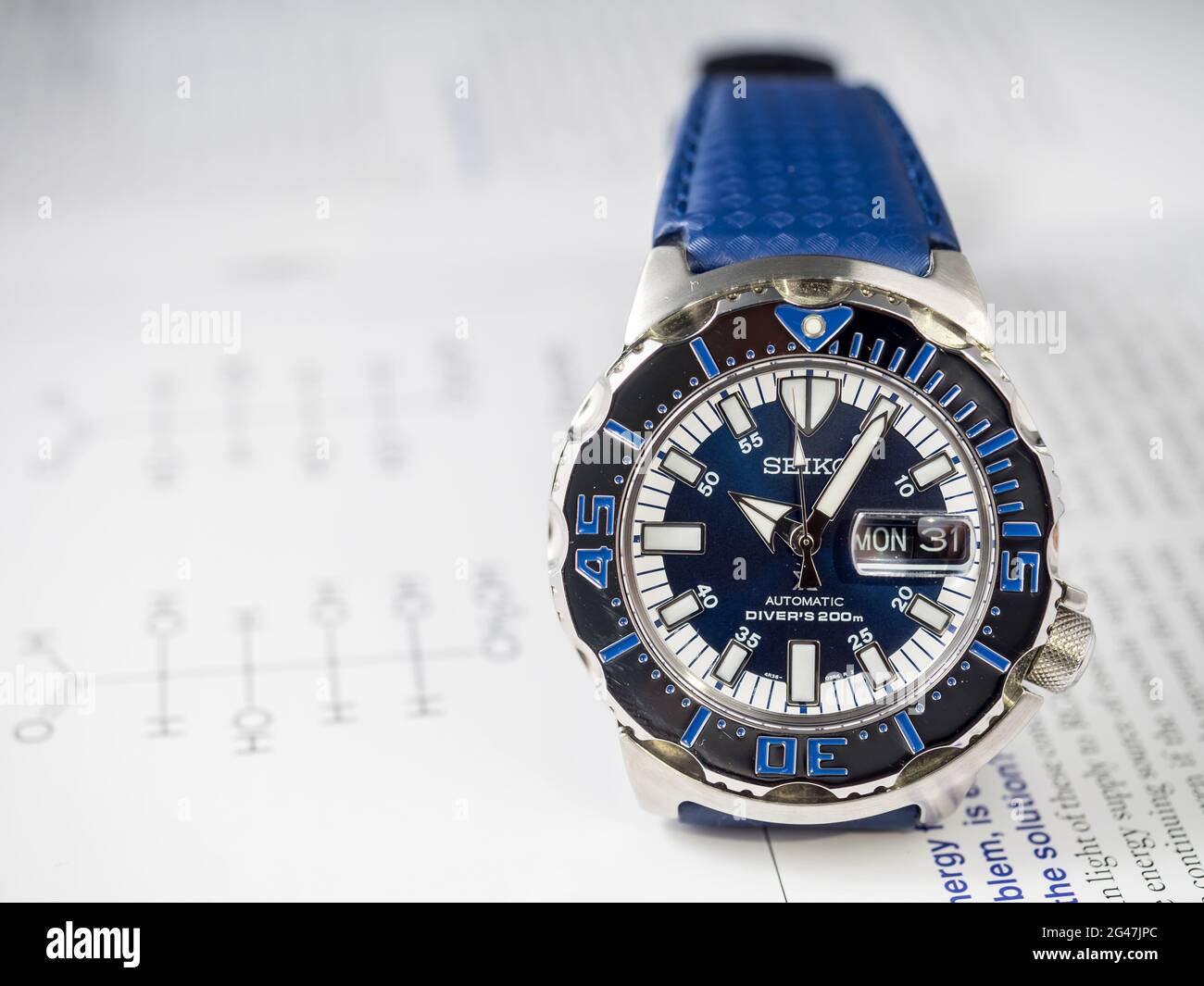 BANGKOK-2 SETTEMBRE: Orologio automatico Seiko Diver, Royal blu mostro modello limitato solo per la Thailandia, posto sulla rivista chimica carta fuoco selettivo Foto Stock