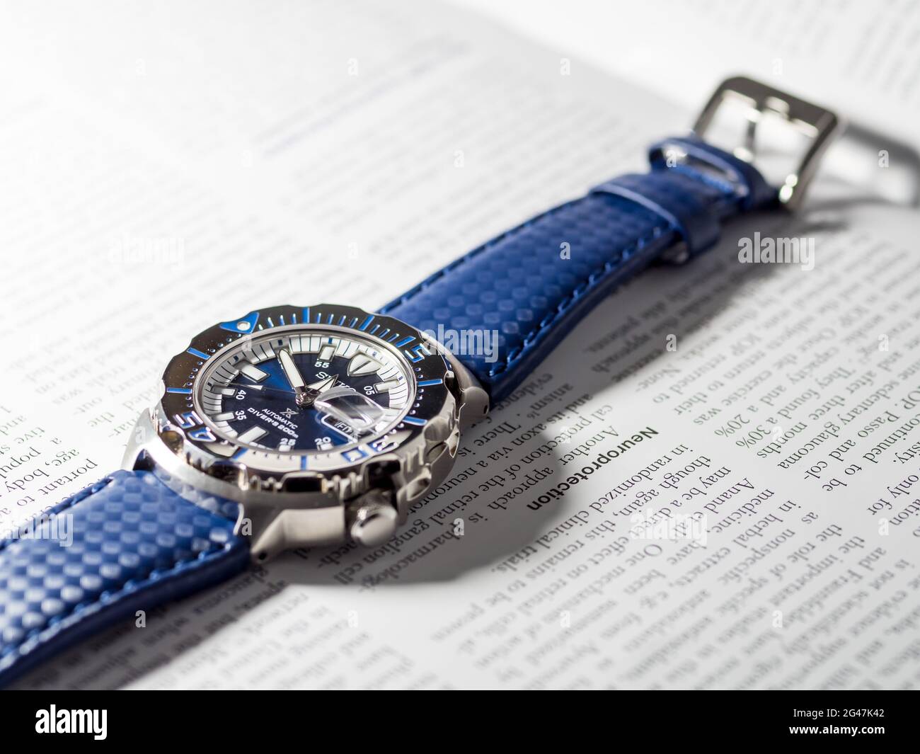 BANGKOK - AGOSTO 26: Seiko Royal Blue modello limitato è famoso Giappone subacqueo orologio con la rivista inglese sfondo carta selettiva fuoco sul suo quadrante, è stato Foto Stock