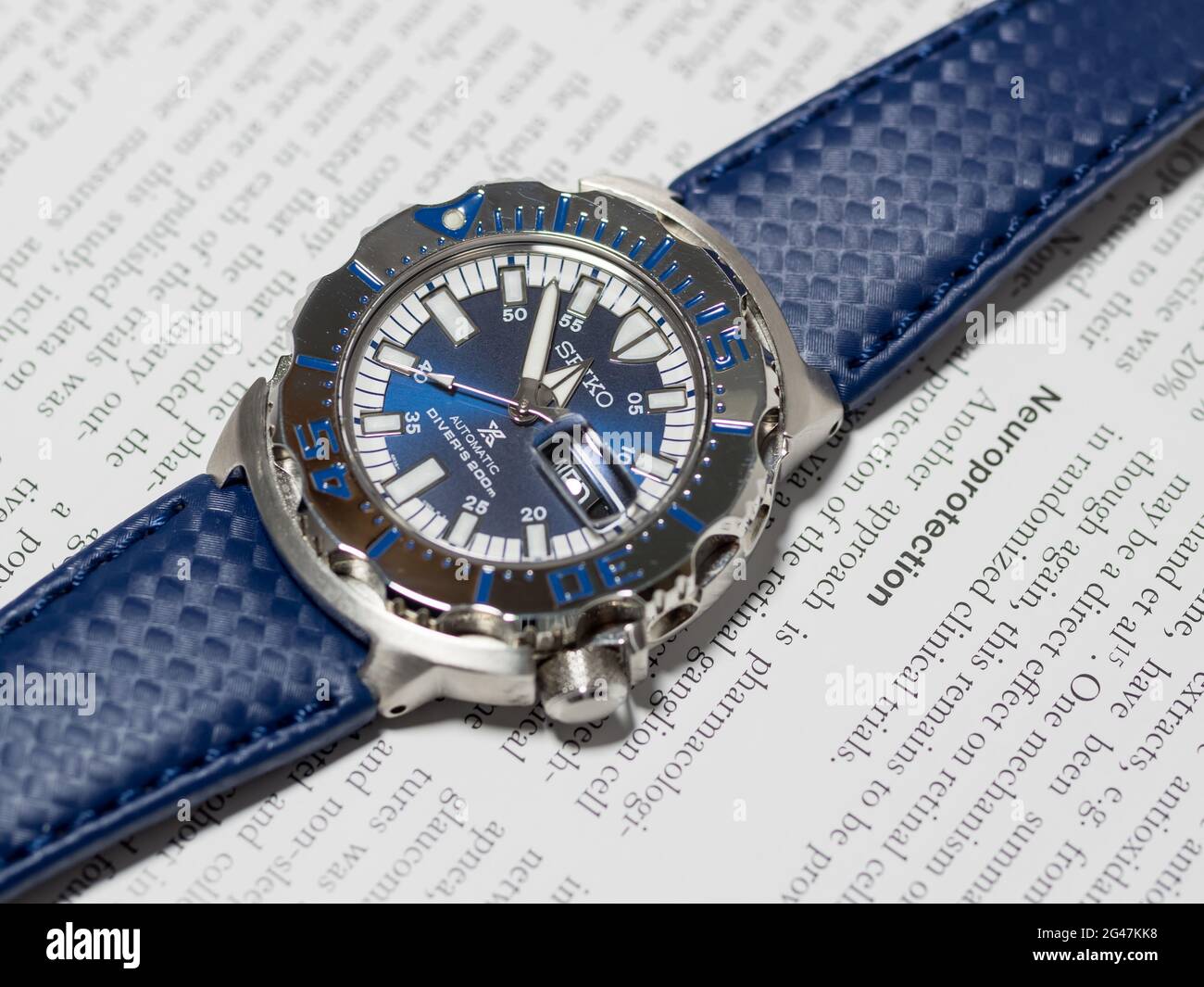 BANGKOK - AGOSTO 26: Seiko Royal Blue modello limitato è famoso Giappone subacqueo orologio con la rivista inglese sfondo carta selettiva fuoco sul suo quadrante, è stato Foto Stock