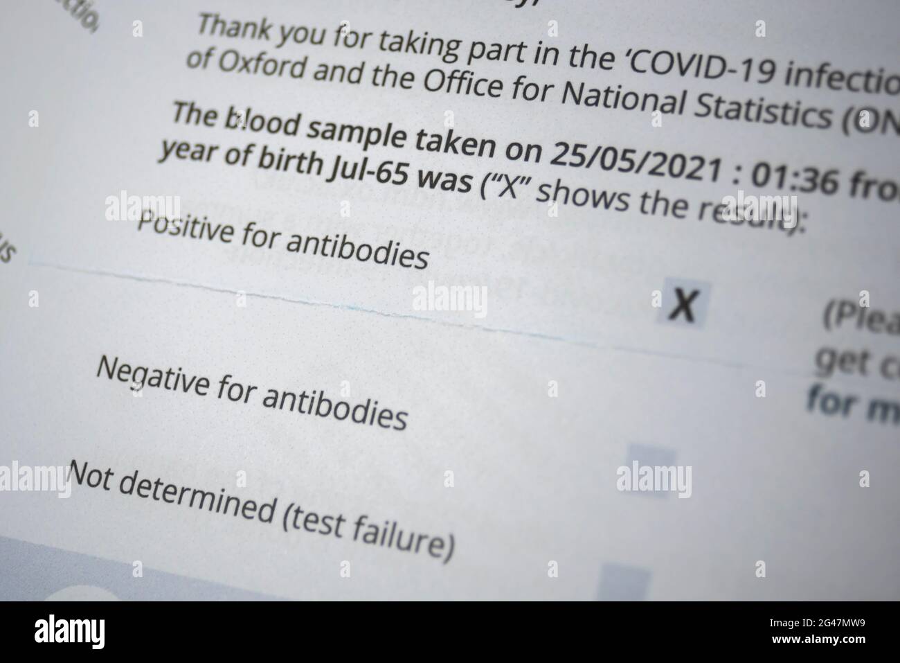 Risultati positivi per gli anticorpi COVID 19. Positivo per la lettera degli anticorpi Foto Stock