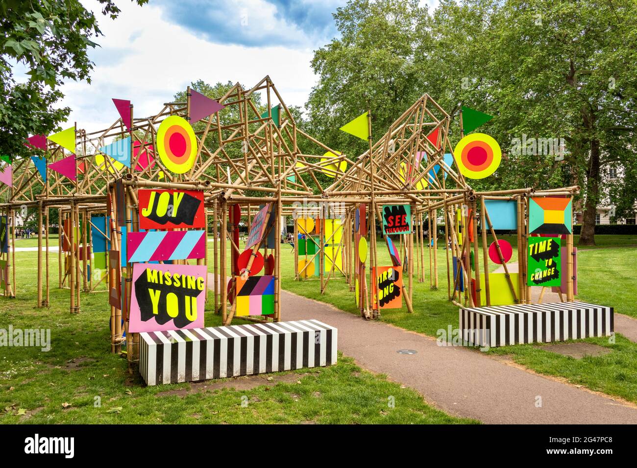LONDRA INGHILTERRA MAYFAIR SCULTURA SENTIERO 2021 VEDERE ATTRAVERSO MORAG MYERSCOUGH IN PIAZZA GROSVENOR Foto Stock