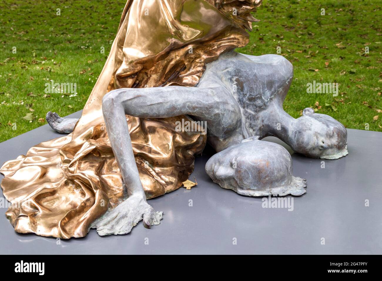 LONDRA INGHILTERRA MAYFAIR SCULTURA SENTIERO 2021 LE DUE TESTE DI ECSTASY AUTO-RITRATTO NO. 1 DI H SEKERCILER IN PIAZZA GROSVENOR Foto Stock