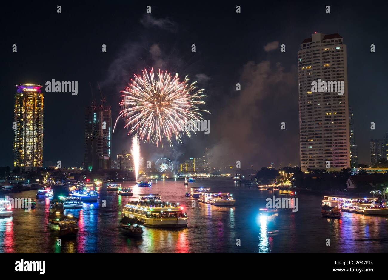 BANGKOK - 1° GENNAIO: Fuochi d'artificio per la celebrazione del conto alla rovescia del nuovo anno lungo il fiume Chaophraya, vista dal ponte di Taksin a Bangkok, Thailandia, il 1° gennaio 2016 Foto Stock