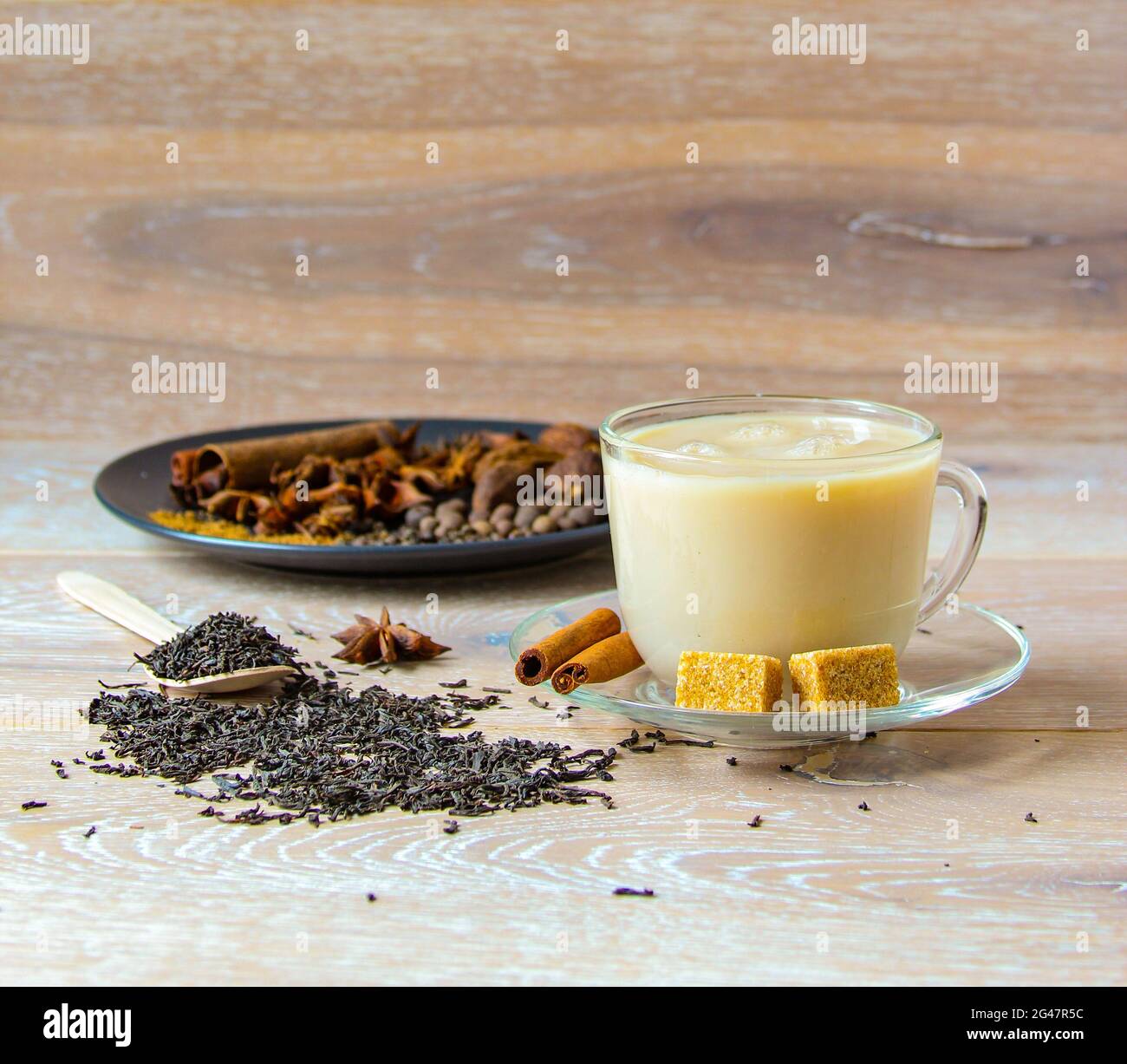 Tradizionale indiano o asiatico bere tè masala con spezie e zucchero in una tazza di vetro. Foto Stock