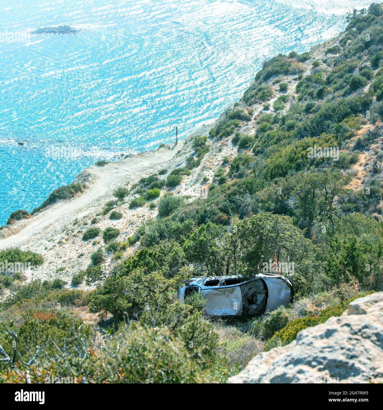 Incidente di automobile al Mediterraneo, auto schiantata caduto da una scogliera alla costa del mare Foto Stock