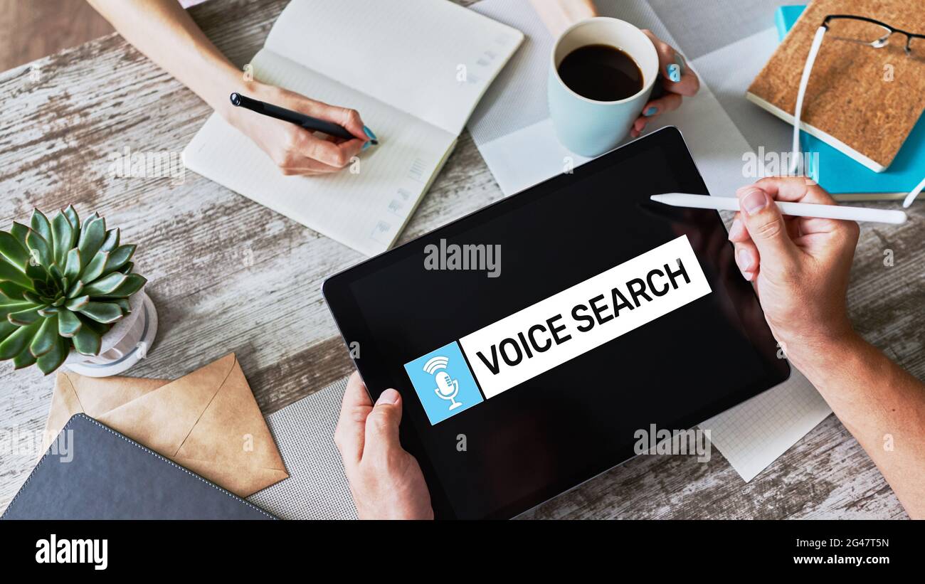 Il servizio di ricerca vocale applicazione sulla schermata del dispositivo. Internet e il concetto di tecnologia Foto Stock