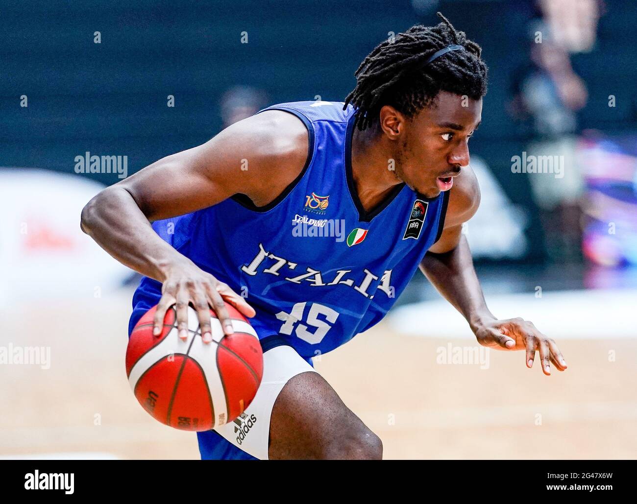 Amburgo, Germania. 19 giugno 2021. Pallacanestro: Supercup, Repubblica Ceca - Italia, giorno 2. Nicola Akele in Italia cerca di un modo per attraversare la difesa dell'avversario. Credit: Axel Heimken/dpa/Alamy Live News Foto Stock