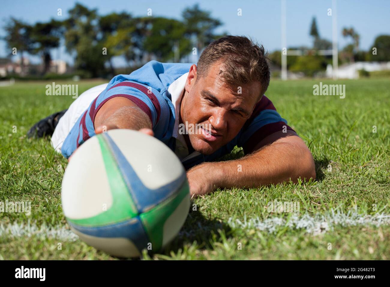 Giocatore in possesso palla da rugby sul traguardo post linea al campo da  gioco Foto stock - Alamy