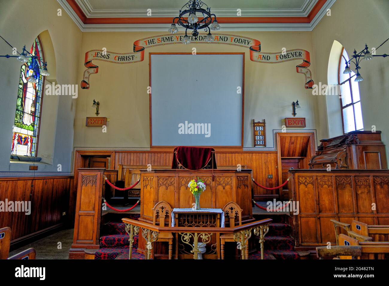 Antico interno della chiesa vintage a Beamish Village, Durham County, Inghilterra, Regno Unito, 12 giugno 2021 Foto Stock