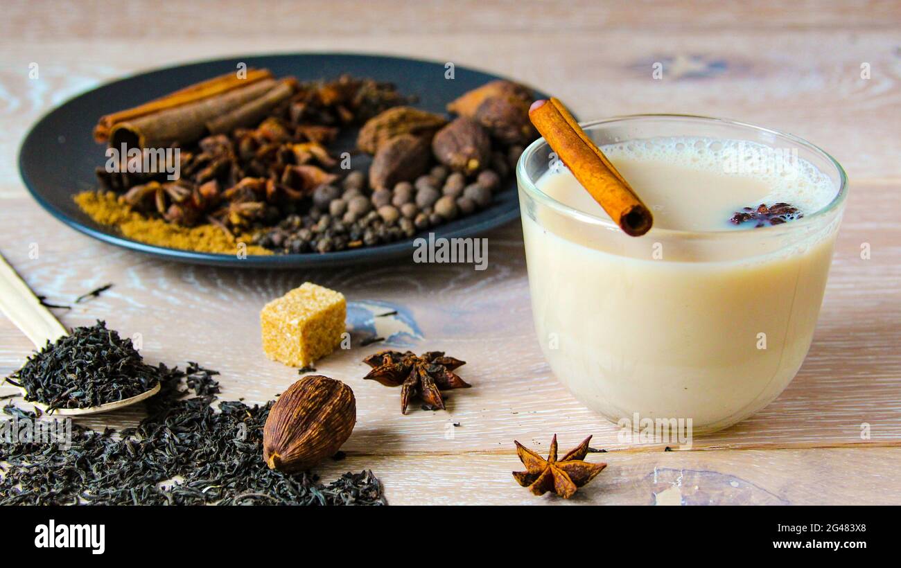 Tè tradizionale indiano con spezie e ingredienti diversi Foto Stock