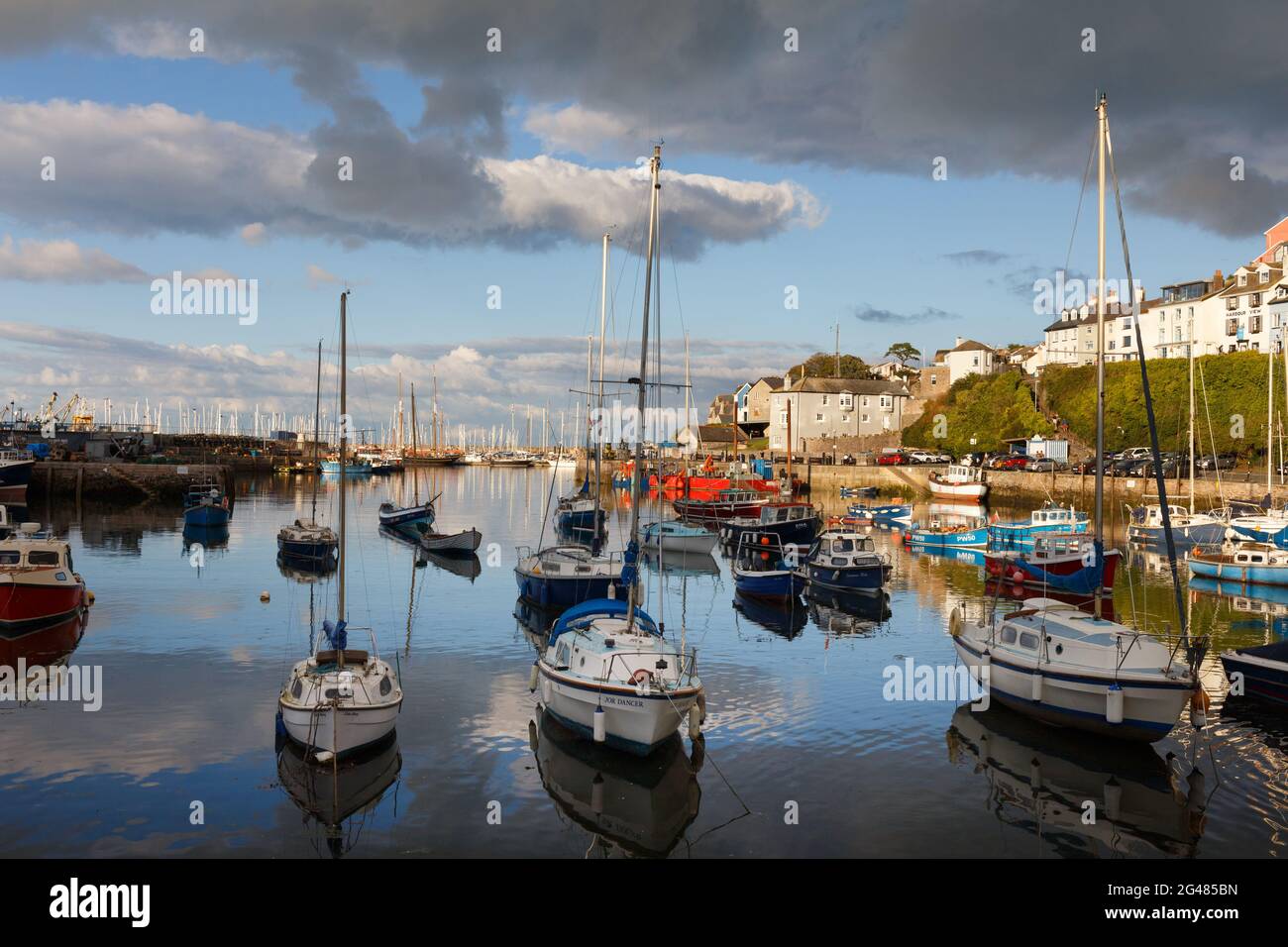 Barche a vela al porto di Brixham, Torbay, Devon, Inghilterra, Regno Unito Foto Stock