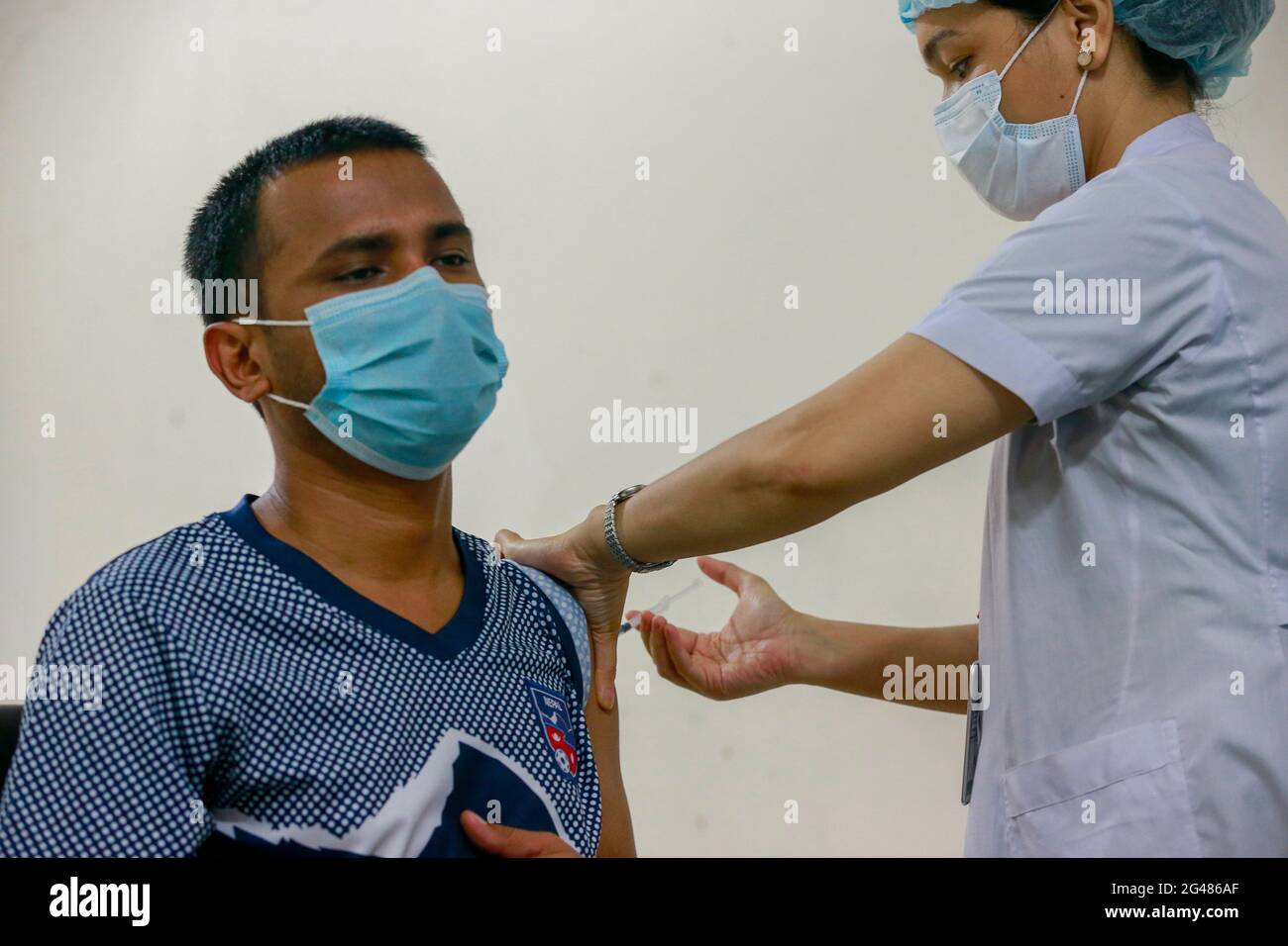 Dhaka, Bangladesh. 19 giugno 2021. Uno studente di medicina riceve una dose del vaccino Sinopharma Coronavirus all'ospedale Dhaka Medical College, a Dhaka, Bangladesh, 19 giugno 2021. Credit: Suvra Kanti Das/ZUMA Wire/Alamy Live News Foto Stock