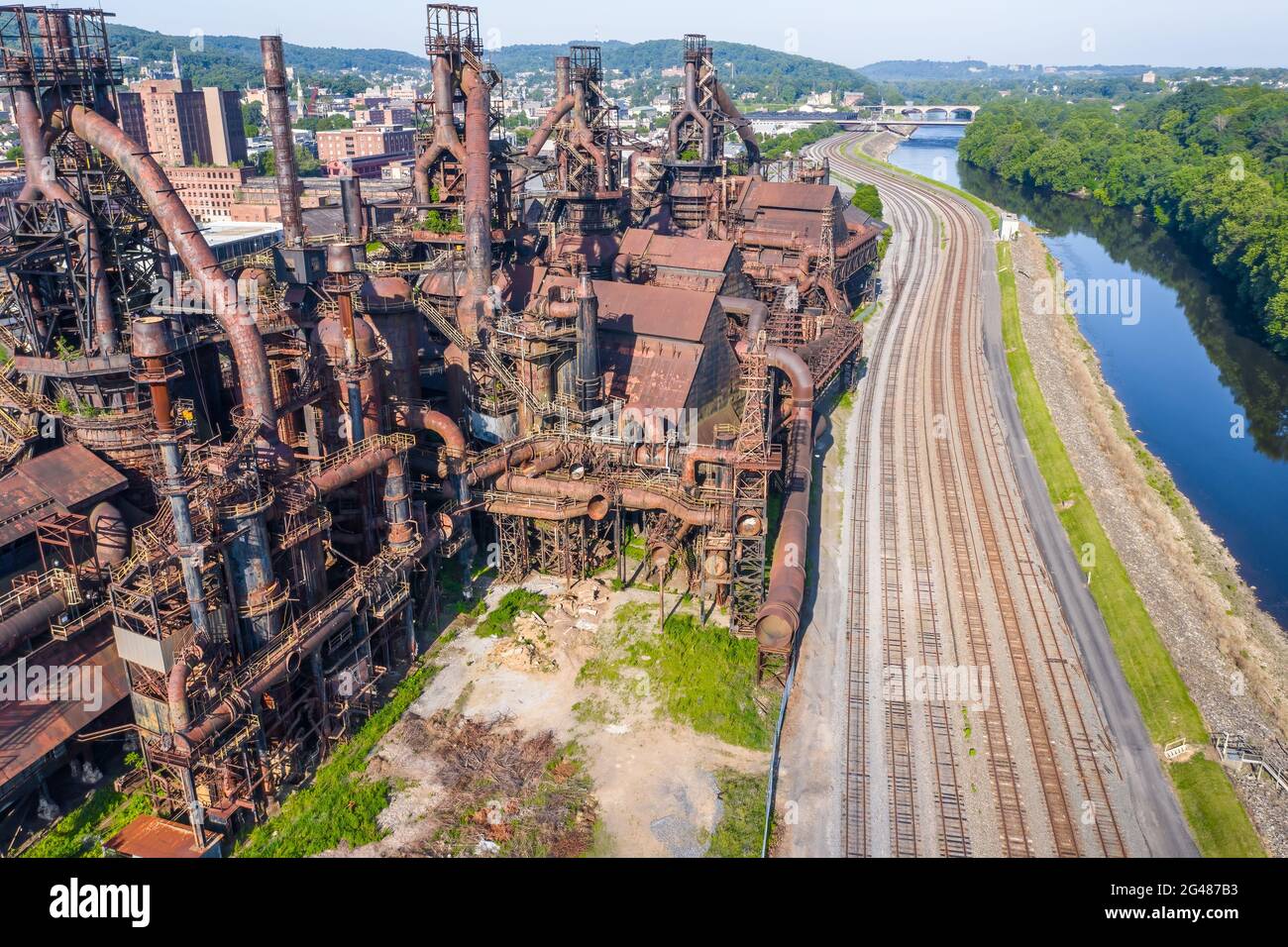 Aereo di una fabbrica d'acciaio abbandonata lungo una ferrovia e l'acqua, in Pennsylvania. Foto Stock