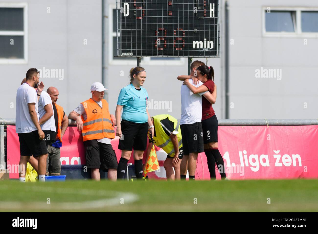 Praga, Repubblica Ceca. 19 giugno 2021. Martin Masaryk (Coach Sparta Prague) abbracca Adela Odehnalova (2 Sparta Prague) dopo essere stato sommersi nella sua partita finale durante la partita I. liga Zeny tra Sparta Prague e 1. FC Slovacko allo Stadio Strahov, Repubblica Ceca. Credit: SPP Sport Press Photo. /Alamy Live News Foto Stock
