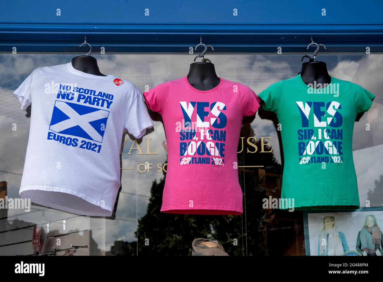 Scotland Euro 2021 magliette in vendita su Princes Street, Edimburgo, Scozia, Regno Unito. Foto Stock
