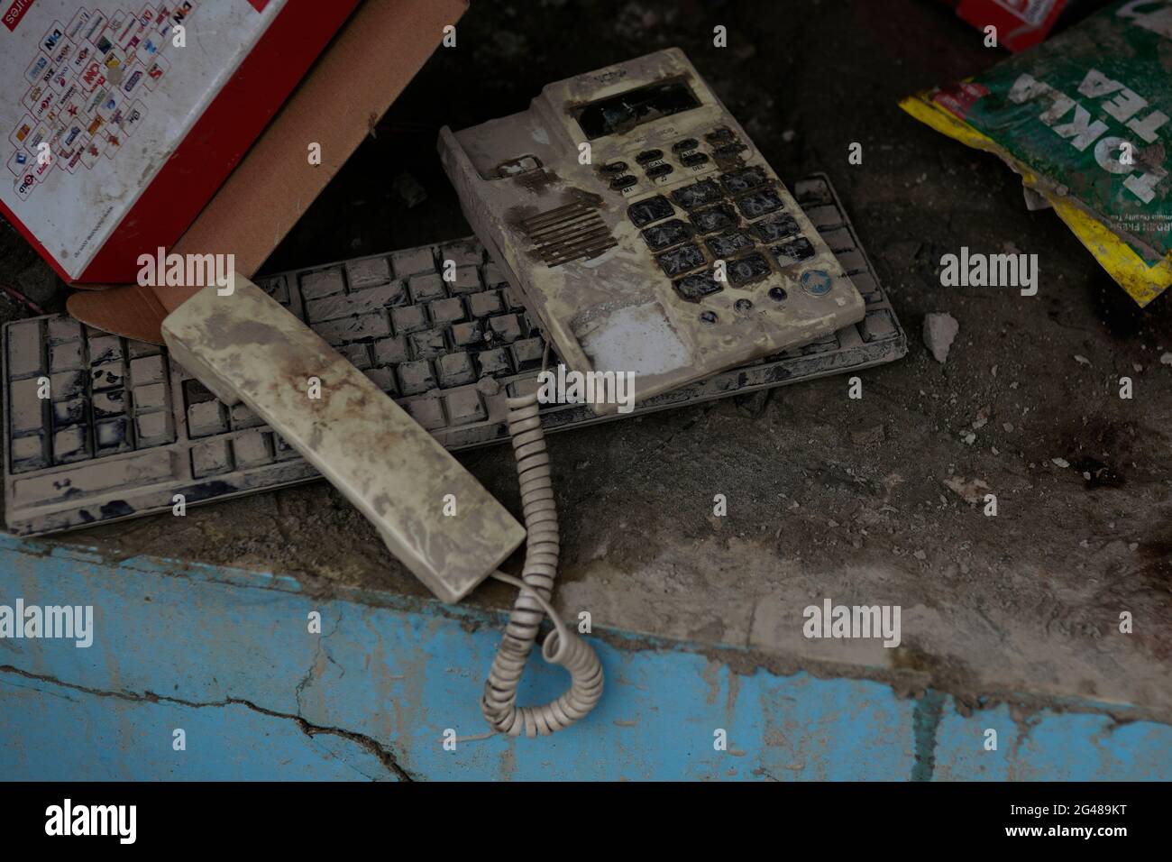 Distretto di Sindhupalchowk, Nepal. 19 giugno 2021. Un telefono e una tastiera sono raffigurati dopo l'alluvione che ha devastato il fiume Melamchi nel distretto di Sindhupalchowk, Nepal, sabato 19 giugno 2021. Secondo i media, almeno 23 persone sono ancora disperse nelle frane della zona di Bhemathang e nelle successive alluvioni del fiume Melamchi e circa 200 famiglie sono state sfollate dall'alluvione, mentre oltre 1,000 famiglie sono state spostate in luoghi più sicuri per ridurre al minimo ulteriori perdite e danni causato. Credit: Skanda Gautam/ZUMA Wire/Alamy Live News Foto Stock