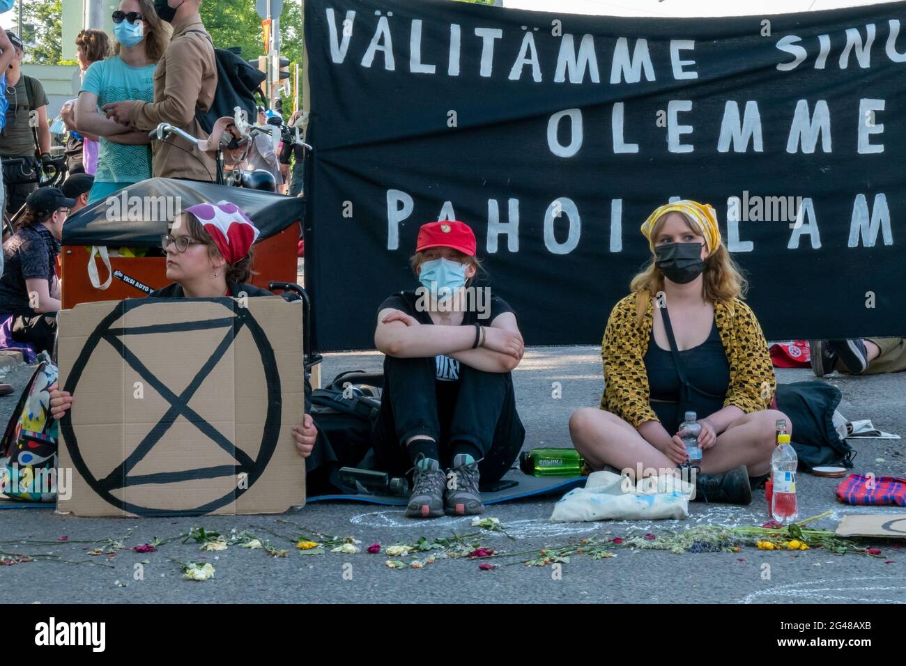 Elokapina o Extinction Rebellion Finland dimostranti che bloccano Mannerheimintie durante la 'rivolta dei mummer' a Helsinki, Finlandia Foto Stock