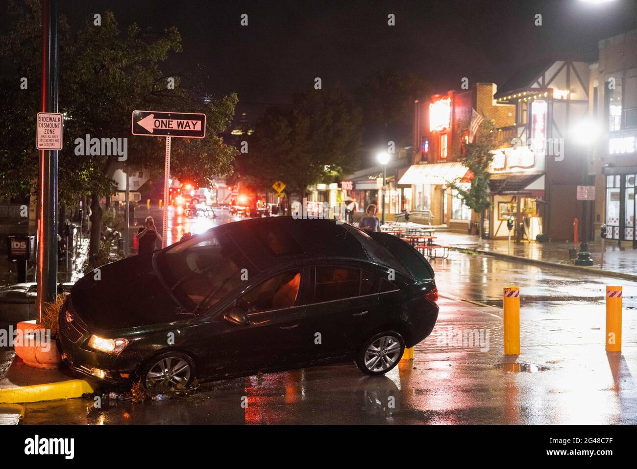 Bloomington, Stati Uniti. 19 giugno 2021. Un'auto si siede sulle barriere stradali dove è galleggiato dopo Kirkwood è stato coperto in acqua tra Grant e Dunn dopo un flash alluvione Venerdì notte, che ha lasciato una grande parte del centro allagato. (Foto di Jeremy Hogan/SOPA Images/Sipa USA) Credit: Sipa USA/Alamy Live News Foto Stock