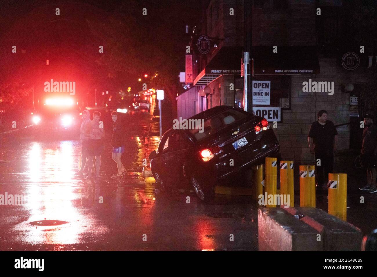 Bloomington, Stati Uniti. 19 giugno 2021. Un'auto si siede sulle barriere stradali dove è galleggiato dopo Kirkwood è stato coperto in acqua tra Grant e Dunn dopo un flash alluvione Venerdì notte, che ha lasciato una grande parte del centro allagato. (Foto di Jeremy Hogan/SOPA Images/Sipa USA) Credit: Sipa USA/Alamy Live News Foto Stock