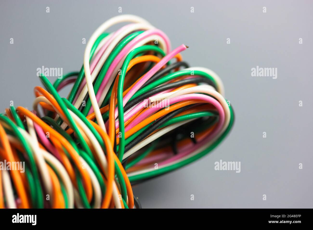 Un fascio di cavi multicolore elettrici, per auto, computer, per telefono  Foto stock - Alamy