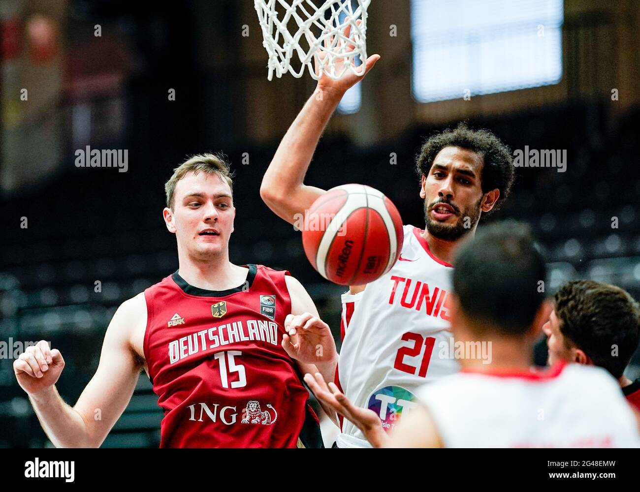 Amburgo, Germania. 19 giugno 2021. Pallacanestro: Supercup, Germania - Tunisia, giorno 2. Philip Herkenhoff (l) e Jaouhar Jaouadi della Tunisia lottano per la palla sotto il cesto. Credit: Axel Heimken/dpa/Alamy Live News Foto Stock