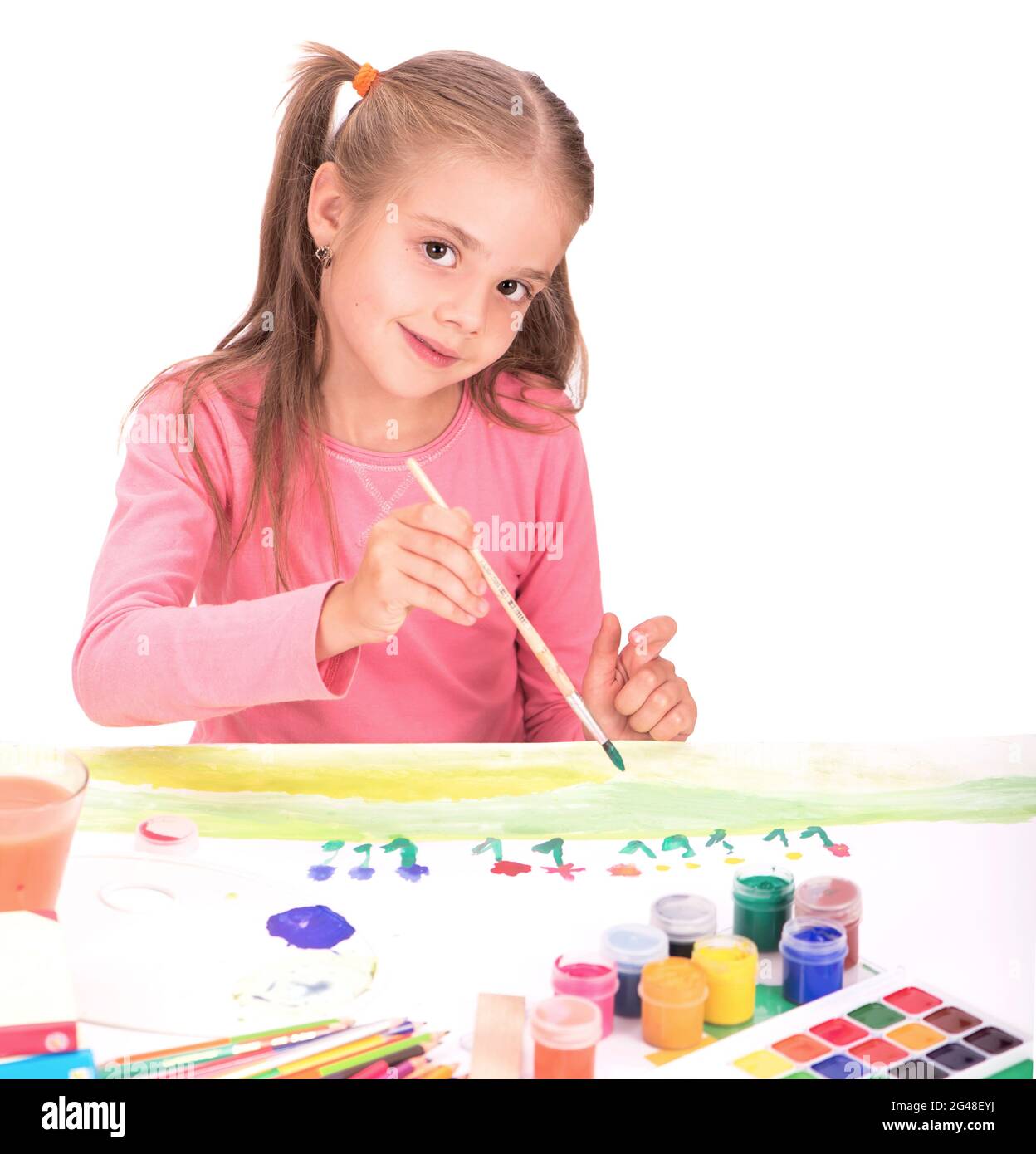 Il bambino, una bambina disegna vernici isolate su sfondo bianco Foto Stock
